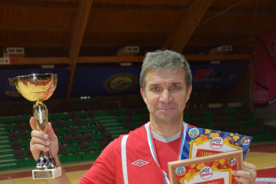 Тренер команды «МЧС» Геннадий Медведев с выигранным трофеем