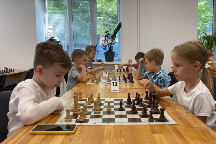 Юные шахматисты в игре