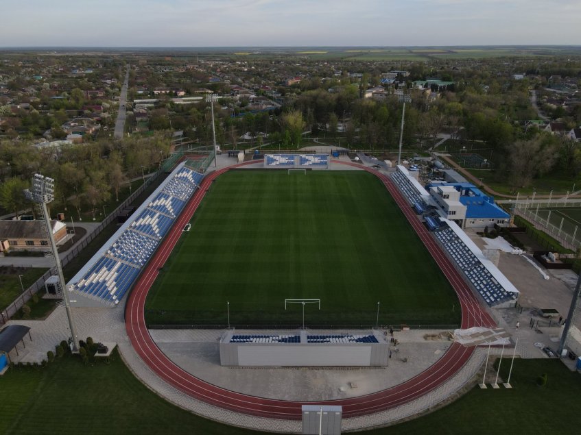 Реконструированный стадион в Песчанокопском вновь ждет «Чайку» и ее болельщиков