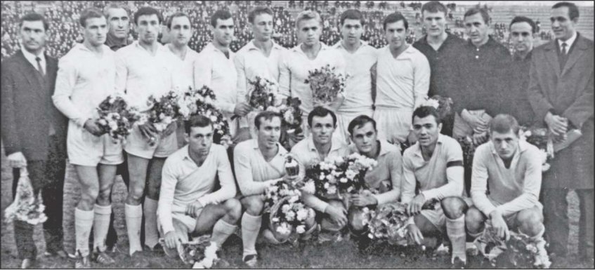 Ростовский СКА - обладатель серебряных медалей чемпионата СССР 1966 года. Виктор Гетманов - пятый слева в верхнем ряду