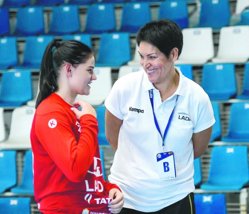 Оксана Роменская (справа) возглавила младшую юниорскую сборную России
