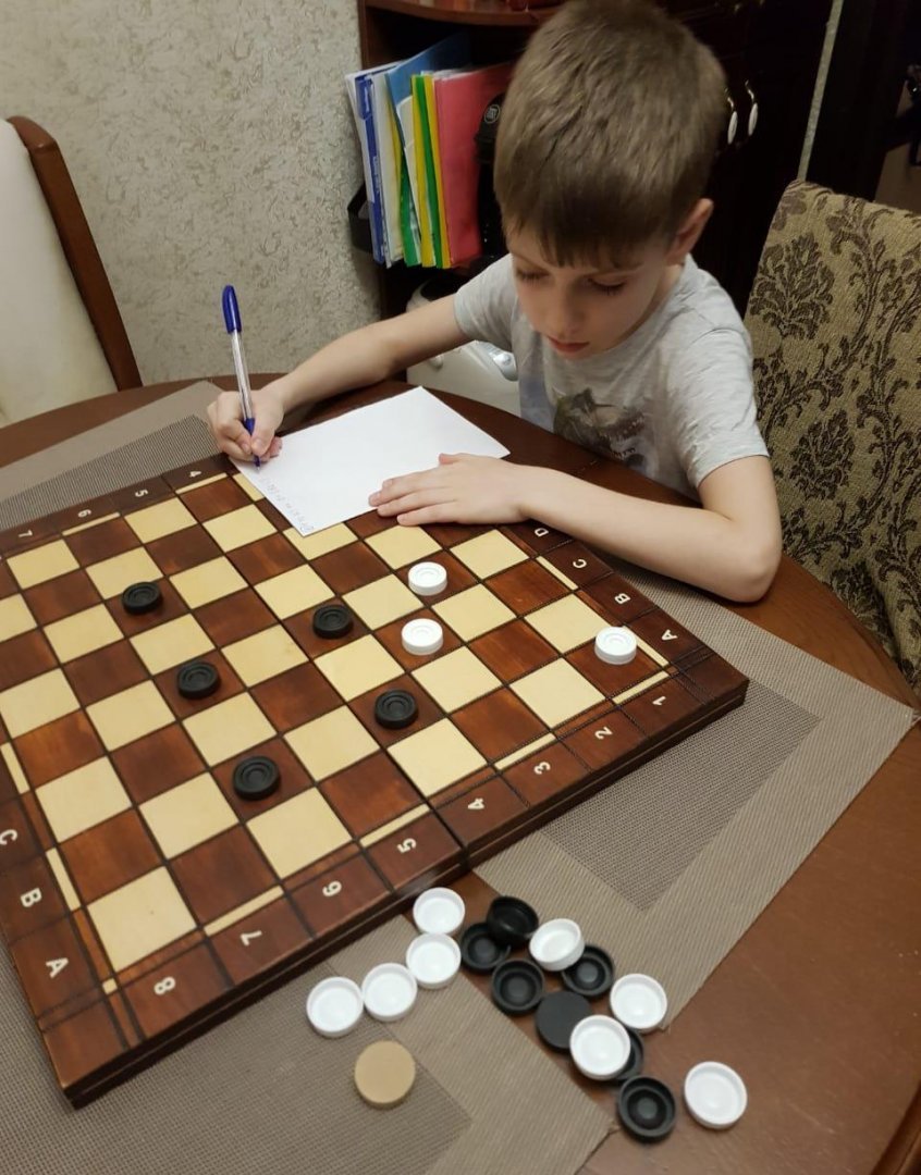 Школьники решают шашечные задачи в режиме онлайн