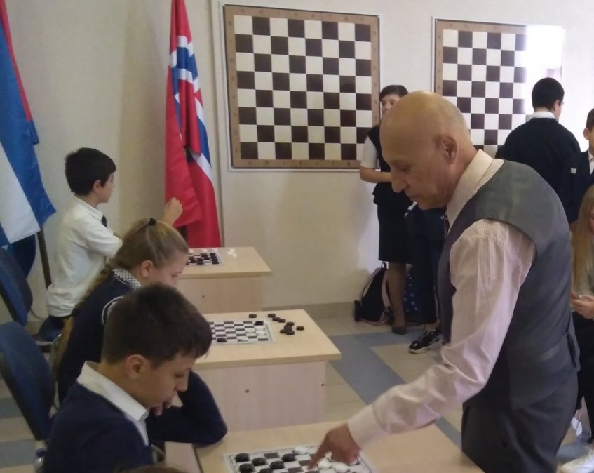 Международный гроссмейстер Николай Абациев проводит сеанс одновременной игры