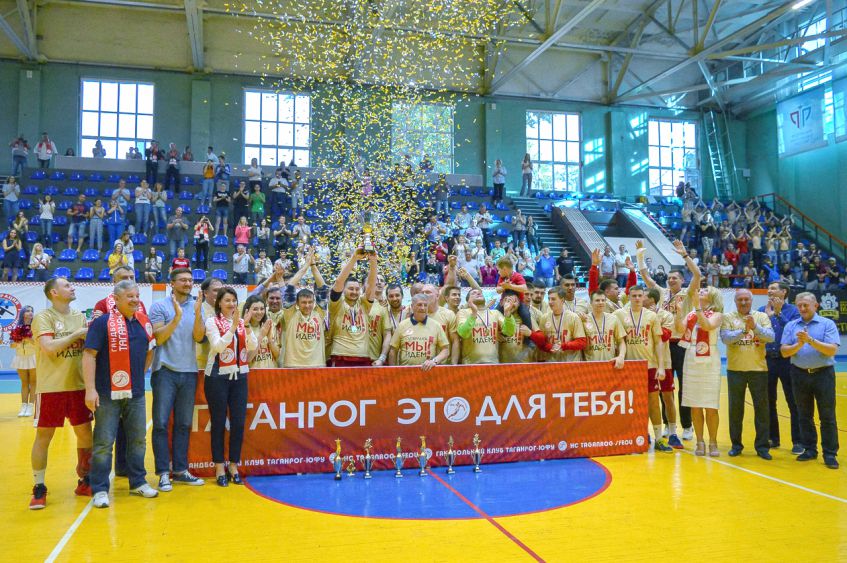 Команда «Таганрог-ЮФУ» с кубком и медалями чемпионов высшей лиги