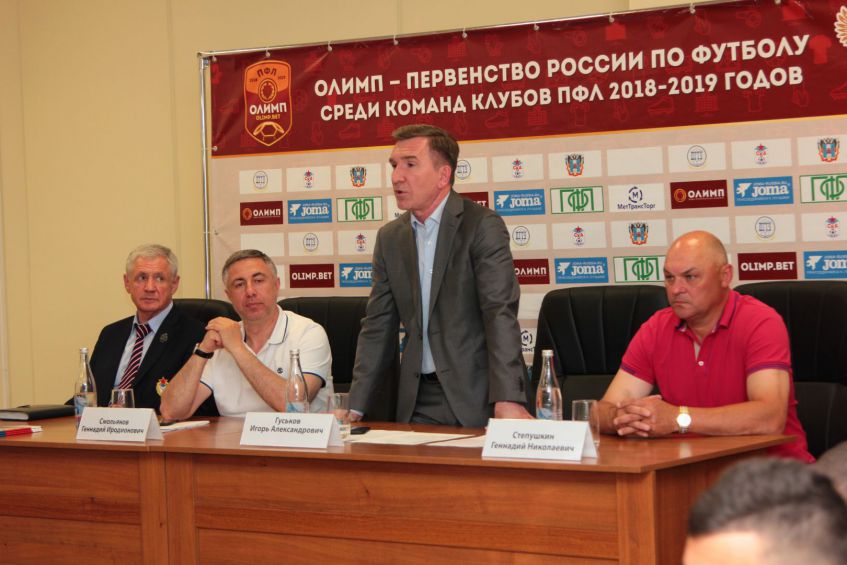 Юрий Михайлов, Геннадий Смольянов, Игорь Гуськов и Геннадий Степушкин (слева направо) на встрече с болельщиками