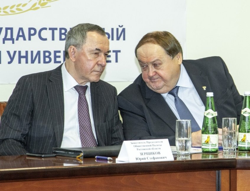 Председатель федерации футбола Ростовской области Николай Сардак (справа) и глава комитета по этике Юрий Зерщиков