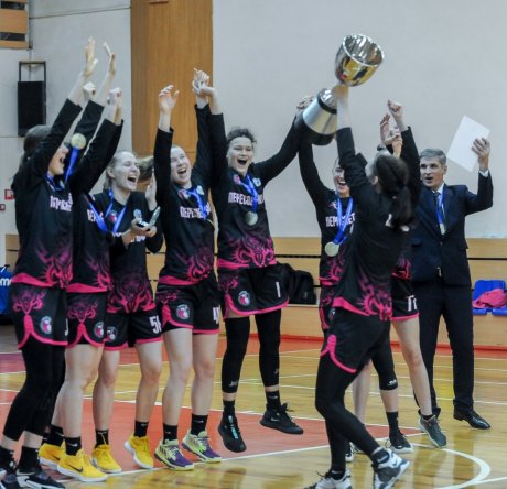 Ростовские баскетболистки с чемпионским кубком