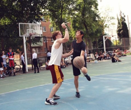 В Азове баскетболисты играли один на один