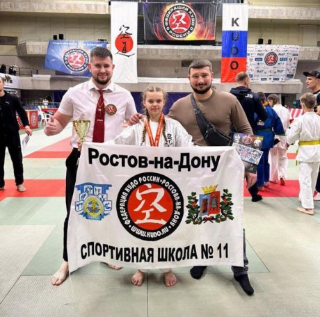 Бронзовый призер первенства Сабрина Благодыр (в центре)