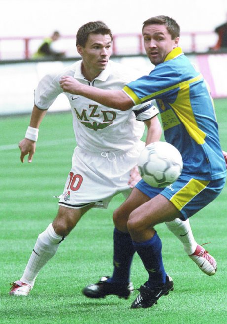 Дмитрий Лоськов (слева) в игре за «Локомотив» против ростовчанина Михаила Осинова