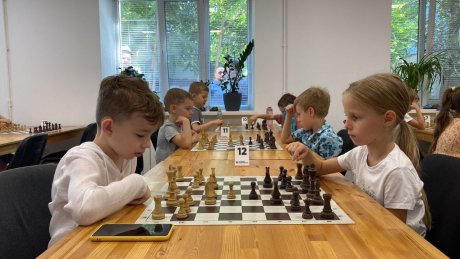 Юные шахматисты в игре
