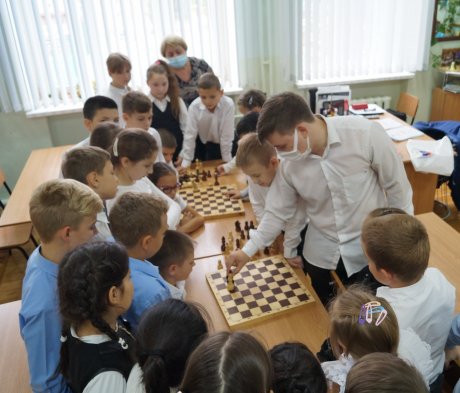 Школьники у шахматной доски