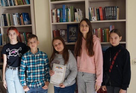 Юные шашисты с преподавателем Анной Потатуевой (в центре)