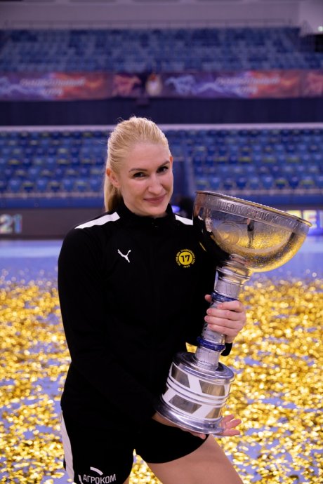 Влада Бобровникова с Суперкубком России, выигранным «Ростов-Доном» в прошлом году