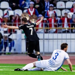 Александр Хохлачев празднует гол, принесший «Чайке» победу в Новороссийске