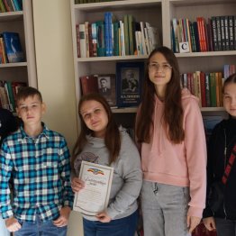 Юные шашисты с преподавателем Анной Потатуевой (в центре)