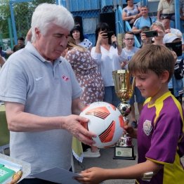 Евгений Ловчев награждает лауреатов турнира