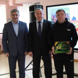 Лучшим тренером сезона-2022 признан Алексей Коробченко (крайний справа), под руководством которого «Строитель» из Каменска-Шахтинского стал чемпионом области