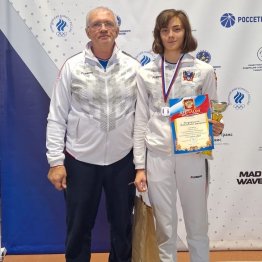Екатерина Ражновская с завоеванной серебряной медалью. Слева - ее тренер Владимир Капустин