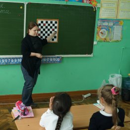 Анна Потатуева проводит шашечный урок