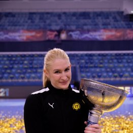 Влада Бобровникова с Суперкубком России, выигранным «Ростов-Доном» в прошлом году
