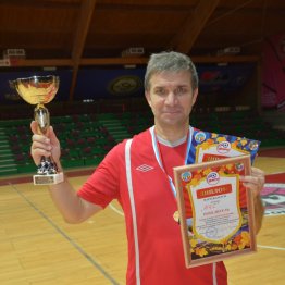 Тренер команды «МЧС» Геннадий Медведев с выигранным трофеем
